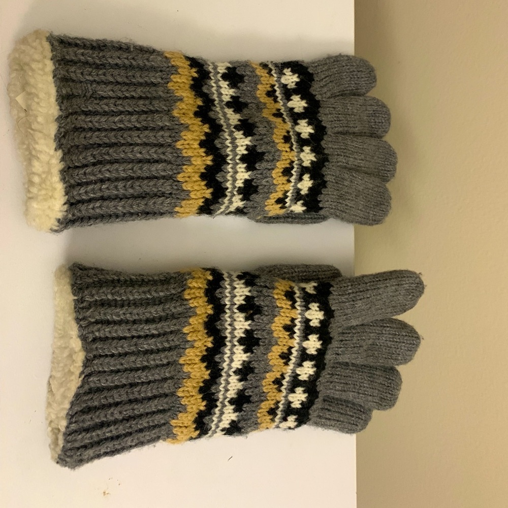 Gray Knit Gloves